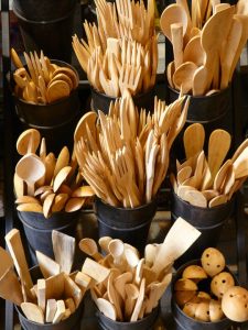 餐廳改用木餐具，最終能減少860多噸塑膠製品。